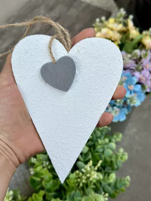 Srdce závesné drevené + malé šedé srdiečko, biele, 15x10,5cm plus šnúrka 