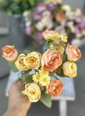 Kytička rarunculus v dokonalej kvalite s harmančekom, textilný kvet, 30cm, 5x stonka, oranžovo-žltá 