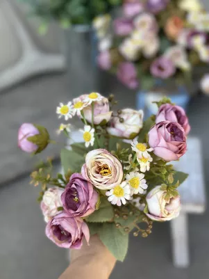 Kytička rarunculus v dokonalej kvalite s harmančekom, textilný kvet, 30cm, 5x stonka, ružovo-fialová 