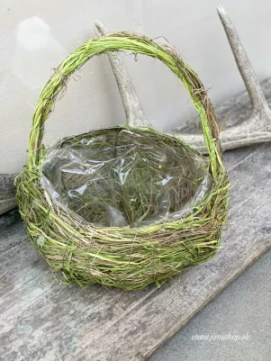 Košík veľký, seno zelené, Výška s rúčkou 30 cm, košík 25 cm