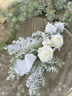 Vianočná ruža (2x ruža) s papraďou a bobuľami, zasnežená, 43 cm, biela 