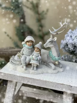 Vianočná postavička deti s jelenčekom, polyresin, 15 cm x 16 cm 
