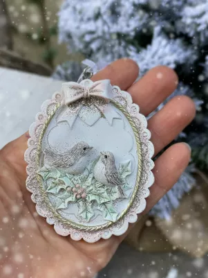 Závesná ozdôbka na stromček, polyresin, 7 cm x 5,5 cm 