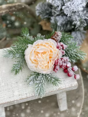 Vianočná zasnežená pivonka na štipci, (celá dekorácia 18 cm) marhuľa 
