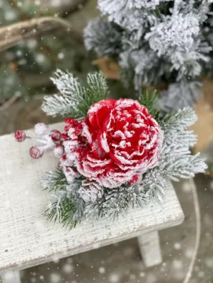 Vianočná zasnežená pivonka na štipci, (celá dekorácia 18 cm) Červená