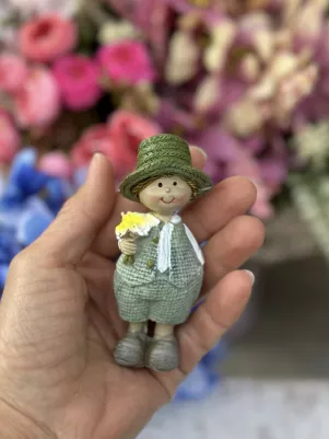 Postavička chlapček polyresin 8,5 cm, zelený