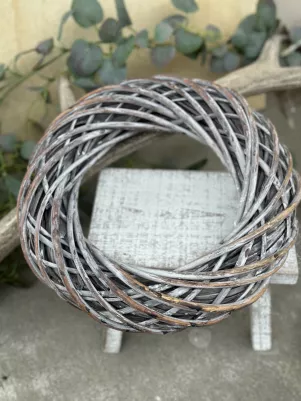 Veniec Prúteny 30 cm hnedý. 