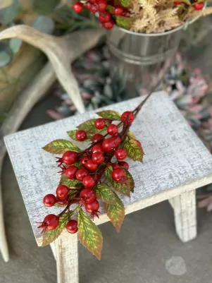 Bobule konár s lístkami (polystyrén) 35 cm (len bobule 20 cm) červené