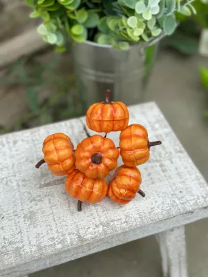 Mini tekvičky (polystyrén) 6 ks 4 cm na drôtiku