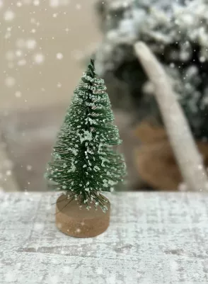 Stromček na drevenom pníku 13 cm 