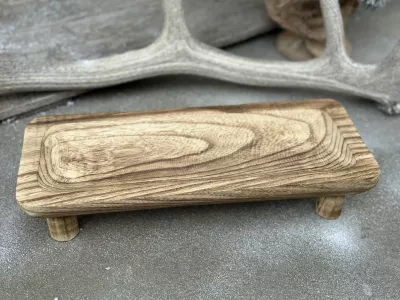 Drevený masívny podnos na nôžkach, stredný 37x15x7 cm 