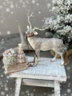 Vianočný jeleň (17 cm x 22 cm) so stánkami (12 cm x 10 cm) polyresin 