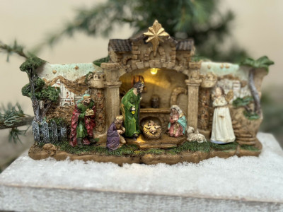 Betlehem polyresin, svieti, LED svetlo, 22 cm x 11 cm 