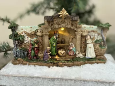 Betlehem polyresin, svieti, LED svetlo, 22 cm x 11 cm 