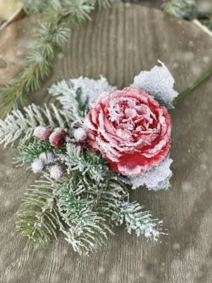 Vianočná pivonka s čečinou a bobuľami, zasnežená, 32 cm, červená