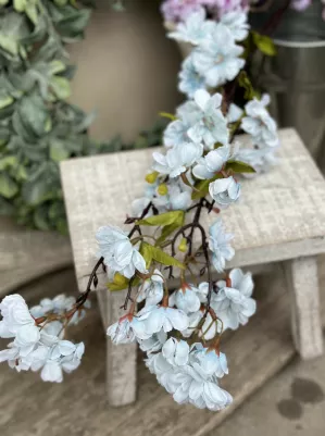 Konár čerešňa 89cm (z toho textilné kvety 37cm) modrá 