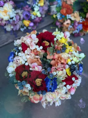 Kvetinový venček aj na zavesenie alebo na stôl, 30cm, materiál umelý 