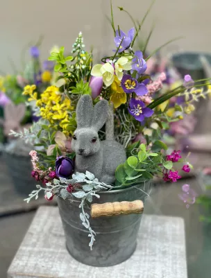 Kvetinová dekorácia so zajačikom, výška 30 cm, šírka dekorácie 18 cm 