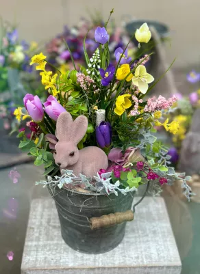 Kvetinová dekorácia so zajačikom, výška 30 cm, šírka dekorácie 18 cm 