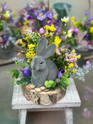 Kvetinová dekorácia so zajačikom, výška 25 cm, šírka dekorácie 18 cm 