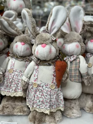 Zajac textilný, pevne stojí, cena za 1 ks, 40cm, do poznámky pri objednávke napíšte (zajac alebo zajačica) 