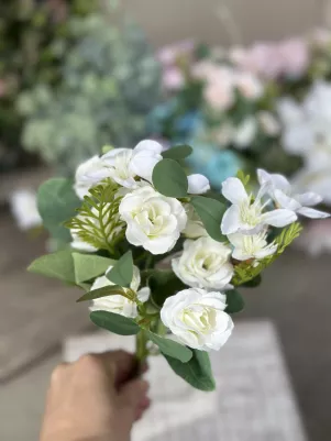 Kytička ruža s jasminom a doplnkom, textilný kvet, 30 cm, biela 