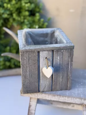 Drevený obal s fóliou a srdiečkom, 14x14x14cm, šedý 