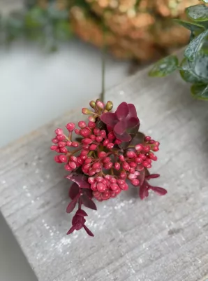 Zápich drobné bobule s eukalyptom, 33cm (z toho len bobule 8cm), tmavá ružová 