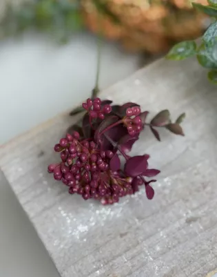 Zápich drobné bobule s eukalyptom, 33cm (z toho len bobule 8cm), magenta 