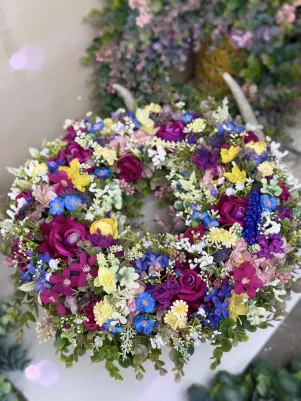 BABIČKINA záhrada 💐 veniec 45cm, bohato zdobený, kvalitný umelý materiál