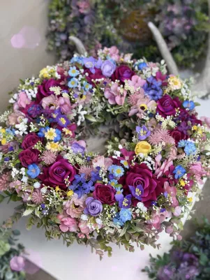 BABIČKINA záhrada 💐 veniec 45cm, bohato zdobený, kvalitný umelý materiál